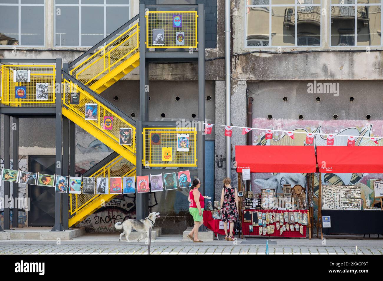 La gente visita la Feria de Artesanías en Rijeka, Croacia, el 11 de julio  de 2020. La feria se celebró en el marco de Rijeka 2020 - Capital Europea  de la Cultura.