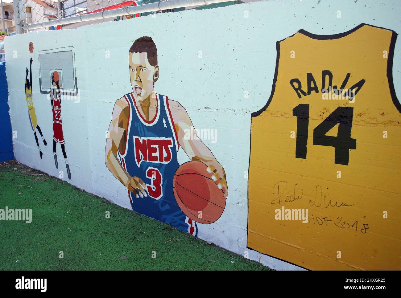 Mural dedicado a Drazen Petrovic en la cancha de baloncesto de Mejasi en  Split, Croacia, el 14 de julio de 2020. La cancha de baloncesto está  pintada con los nombres de las