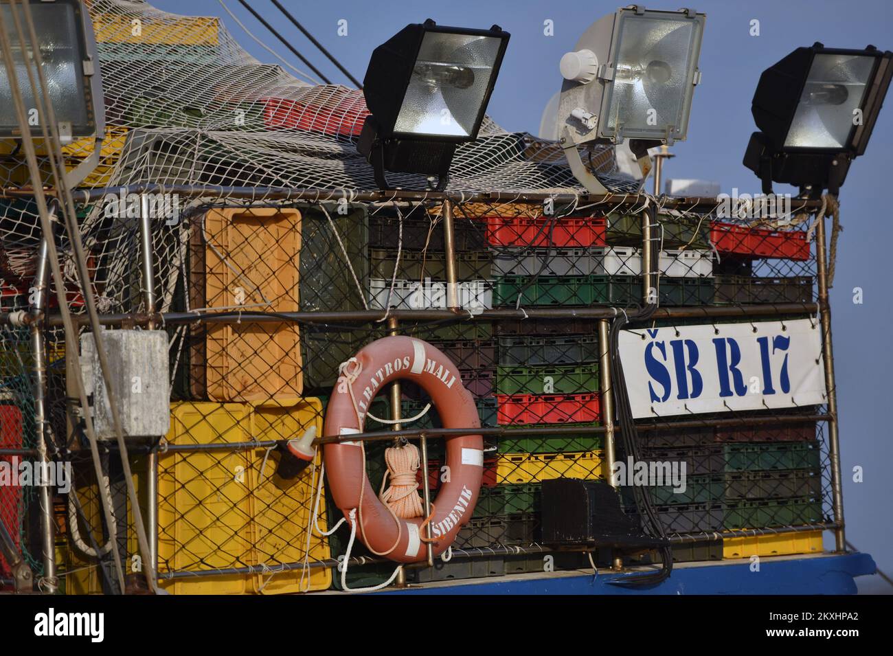 Los pescadores descargan sus capturas después de un viaje nocturno de pesca en el mar Adriataico, en Tribunj, Croacia, el 19 de septiembre de 2020. Foto: Hrvoje Jelavic/PIXSELL Foto de stock