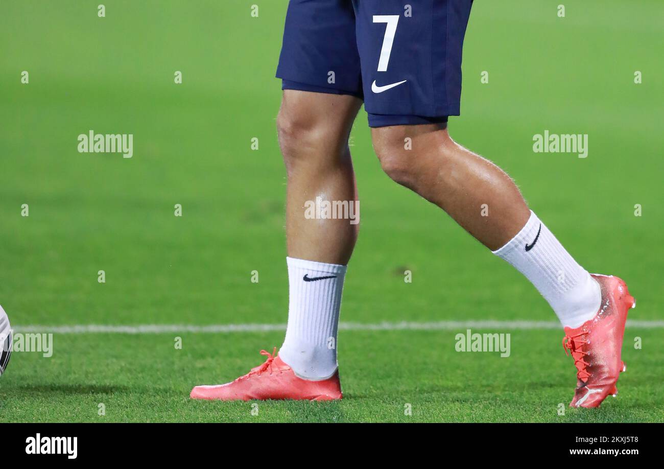 Las piernas de Antoine Griezmanns son fotografiadas durante el partido de  la etapa grupal de la Liga de las Naciones de la UEFA entre Croacia y  Francia en el Estadio Maksimir el
