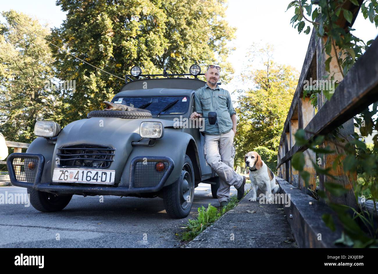 Valentino Valjak con su perro Smokie en su Citroen 2CV en Zagreb, Croacia,  el 8 de octubre de 2020. El director del museo del automóvil â€˜Ferdinand  Budickiâ€™ con su perro y Citroen