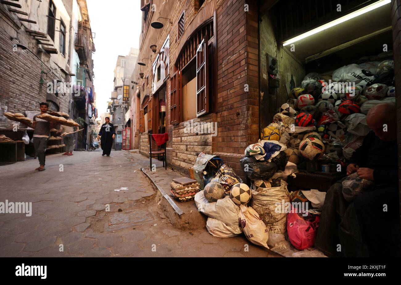 Mostafa Mahmoud, de 68 años, arregla y fabrica balones de fútbol, lo ha estado haciendo desde hace 50 años, en El Cairo, Egipto, el 30 de noviembre de 2022. REUTERS/Mohamed Abd El Ghany Foto de stock