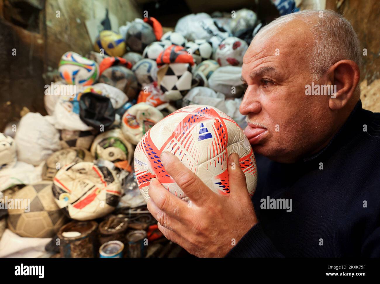 Mostafa Mahmoud, de 68 años, arregla y fabrica balones de fútbol, lo ha estado haciendo desde hace 50 años, en El Cairo, Egipto, el 30 de noviembre de 2022. REUTERS/Mohamed Abd El Ghany Foto de stock