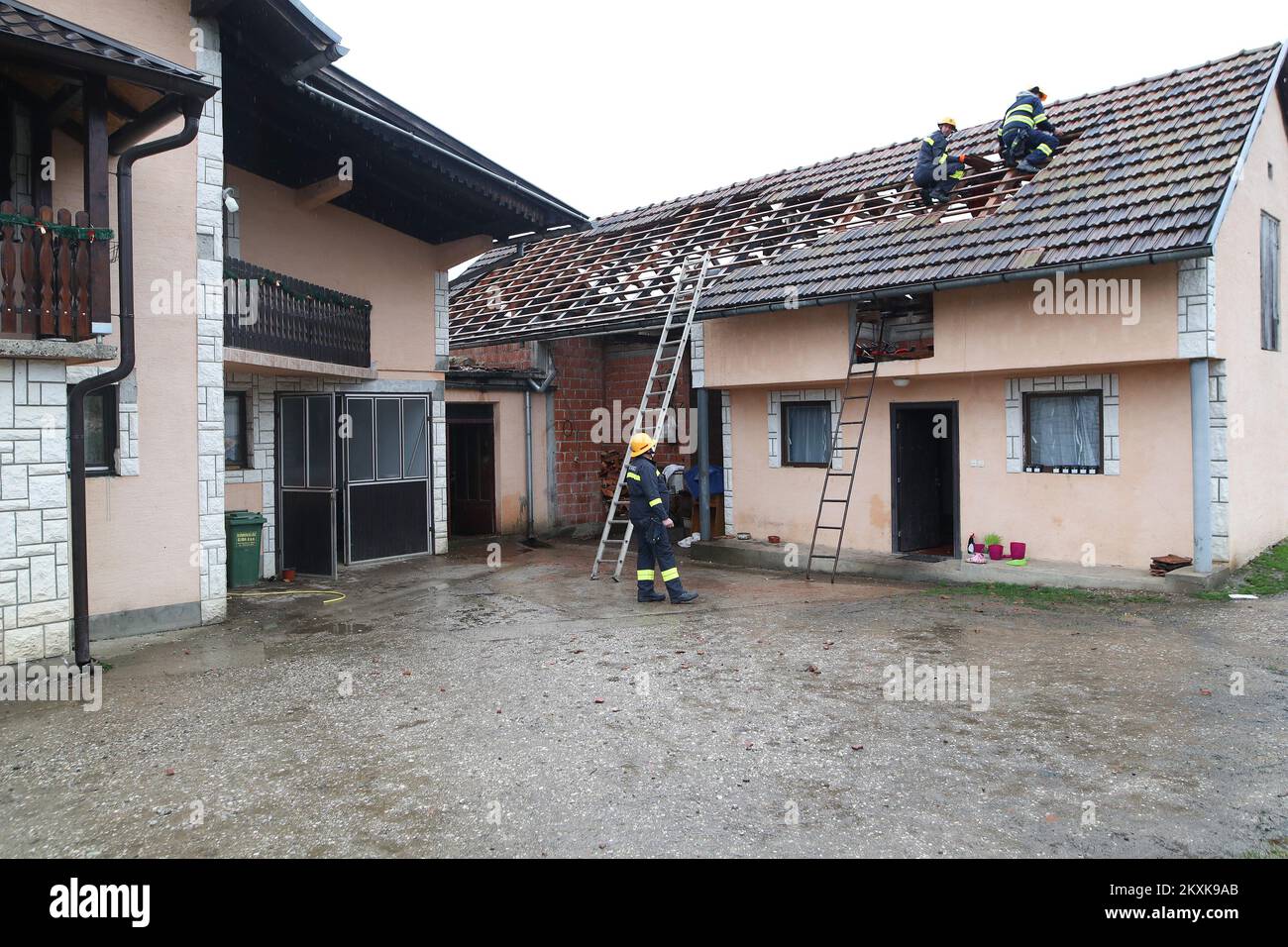 Los bomberos repararon viviendas dañadas por un fuerte terremoto en Novo  Selo Glinsko, Croacia, el 21 de diciembre de 2020. Foto: Zeljko  Lukunic/PIXSELL Fotografía de stock - Alamy