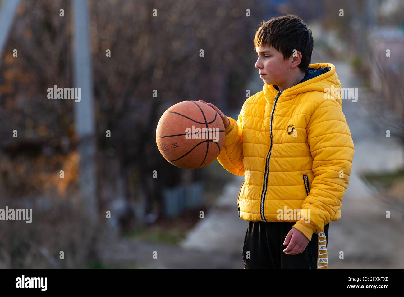 Boy dribbling basketball fotografías e imágenes de alta resolución - Página  2 - Alamy