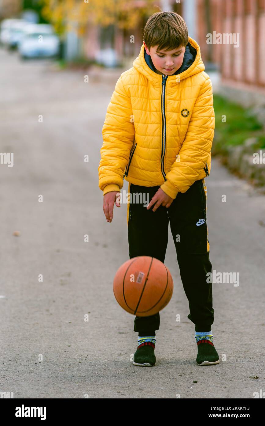 Kid dribbling ball playing basketball fotografías e imágenes de alta  resolución - Alamy