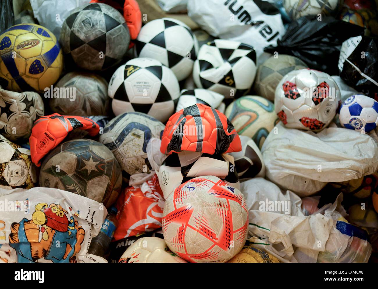 Una vista muestra balones de fútbol fijos o realizados por Mostafa Mahmoud, de 68 años de edad, que ha estado haciendo desde hace 50 años, en El Cairo, Egipto, 30 de noviembre de 2022. REUTERS/Mohamed Abd El Ghany Foto de stock