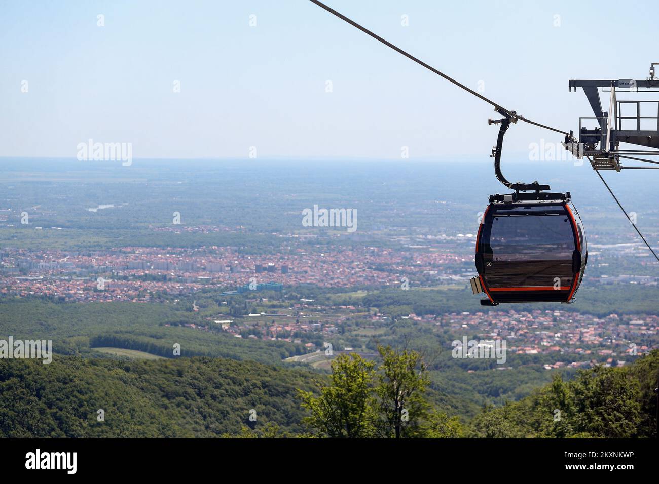 El nuevo teleférico se muestra en Zagreb, Croacia, el 26 de mayo de 2021. La inversión total en el nuevo teleférico es de 100 millones de euros. En una hora podrá transportar 1.500 pasajeros, con un viaje de 16 minutos a una velocidad de 20 km/h. Foto: Luka Stanzl/PIXSELL Foto de stock