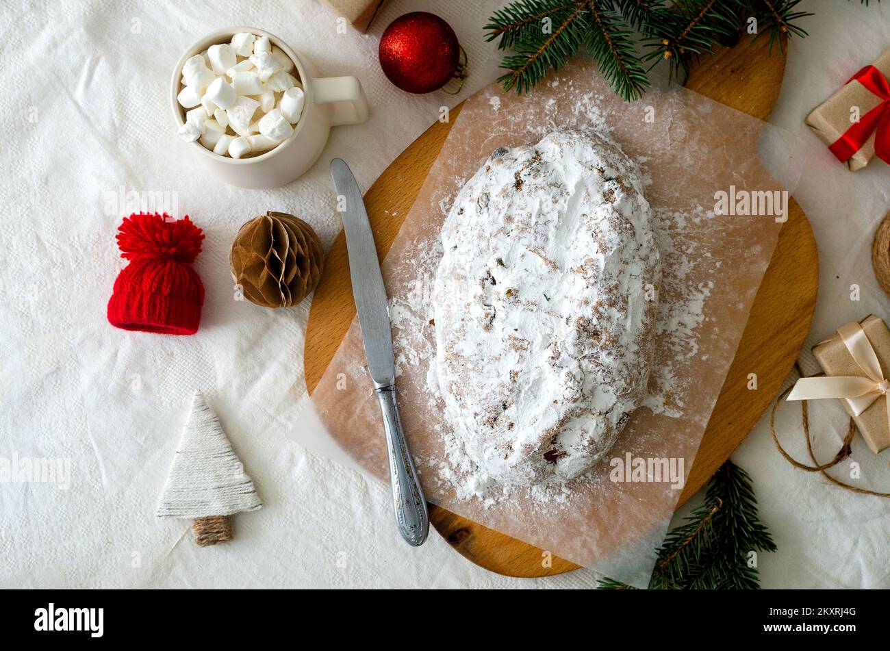 Tradicional de navidad postre alemán stollen. Tarta de frutas con frutos secos, pasas con mazapán y fruta seca sobre tabla de cortar. Dulces horneado para invierno h Fotografía de stock - Alamy Tradicional de navidad postre alemán stollen. Tarta de frutas con frutos secos, pasas con mazapán y fruta seca sobre tabla de cortar. Dulces horneado para invierno h Fotografía de stock - Alamy
