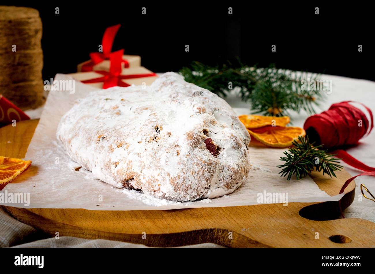 Tradicional pastel de frutas de postre alemán de navidad. Pastel con nueces, pasas y fruta seca sobre tabla de cortar. Dulces horneado para las vacaciones de invierno celebrati Fotografía de stock - Tradicional pastel de frutas de postre alemán de navidad. Pastel con nueces, pasas y fruta seca sobre tabla de cortar. Dulces horneado para las vacaciones de invierno celebrati Fotografía de stock -