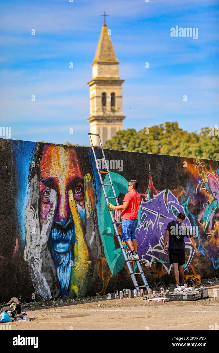 Artista de graffiti durante el festival de graffiti en Pula el 11 de  septiembre de 2021. El festival de graffiti 'B Urban Jam' se celebrará en  Vodnjan los días 11 y 12