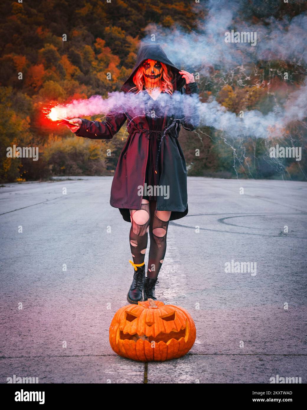 Una mujer vestida con un espeluznante disfraz de calabaza posada al  fotógrafo antes de Halloween en Zagreb, Croacia, el 30 de octubre de 2021.  Foto: Bruno Fantulin/PIXSELL Fotografía de stock - Alamy