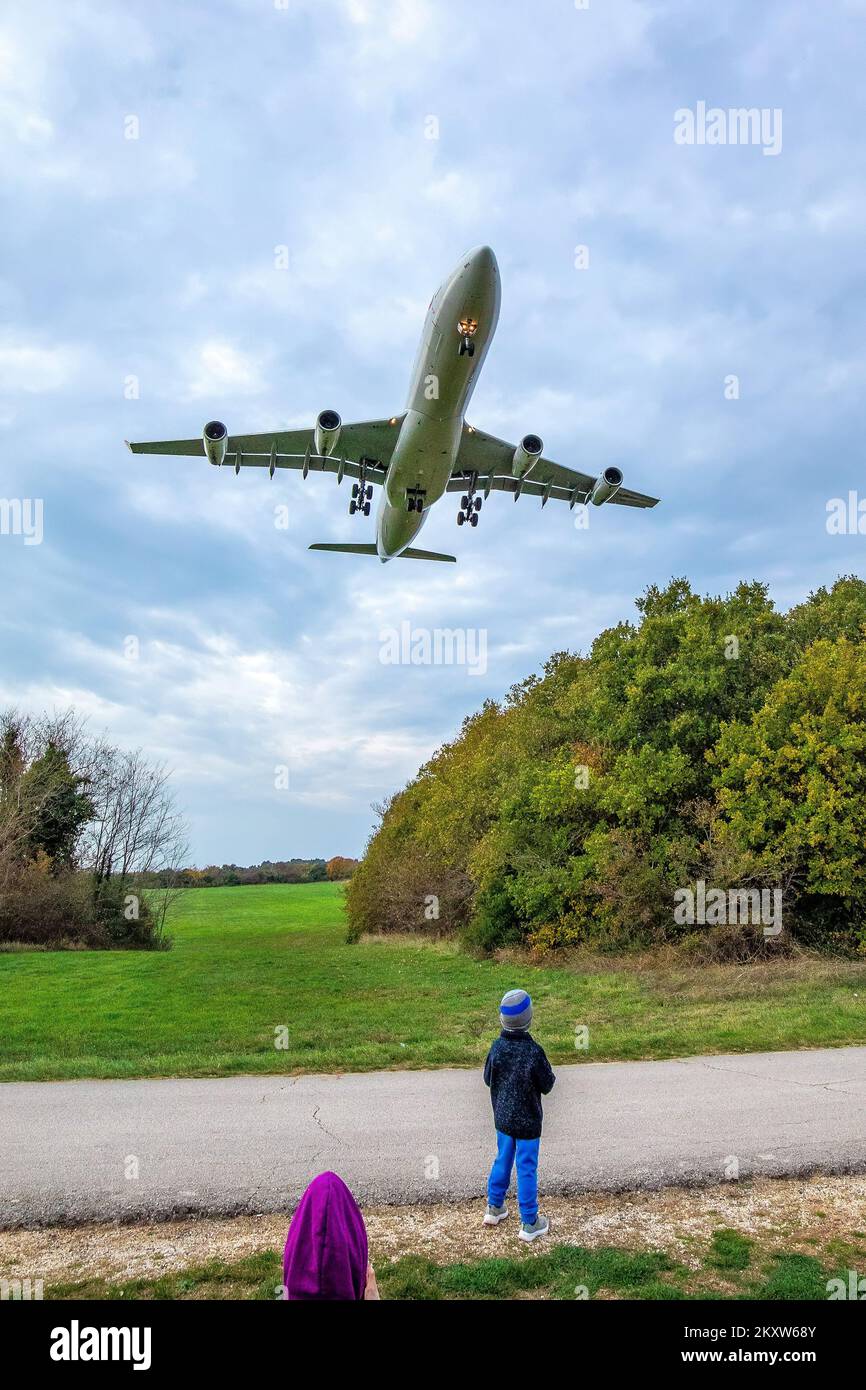 Acostumbrarse a Punto de partida orquesta Los ciudadanos están viendo el despegue del avión en Pula, Croacia, el 16  de noviembre de 2021. La compañía Swiss International Air Lines en el tipo  de avión Airbus A343 en estos