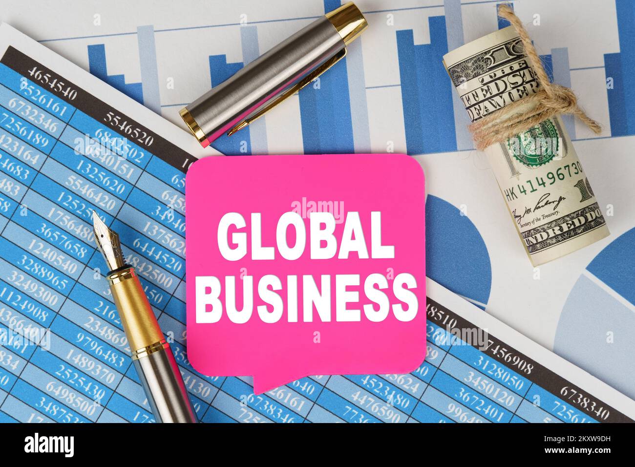 Concepto de negocio y finanzas. Entre los estados financieros y los gráficos es una nota con el texto - NEGOCIO GLOBAL Foto de stock