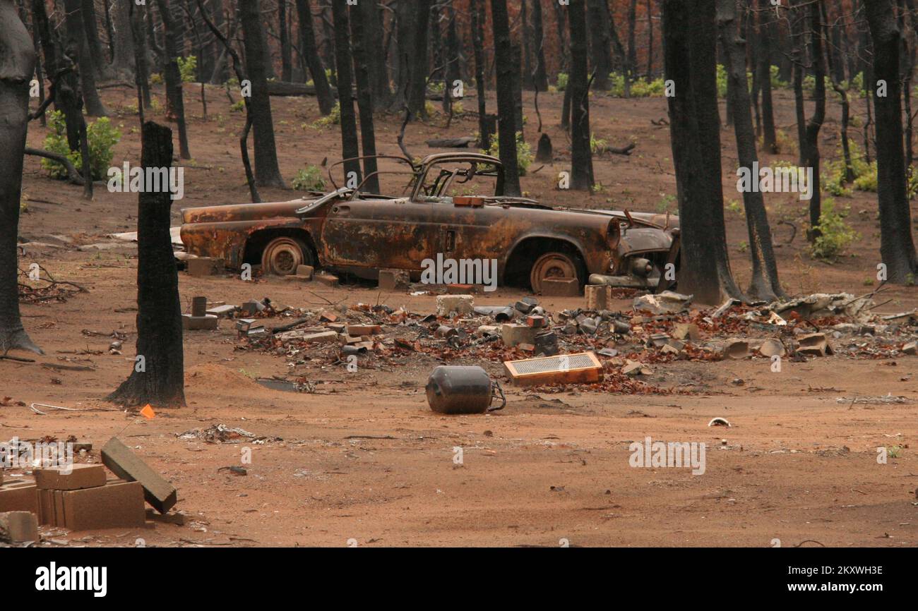 Noble, Oklahoma, 30 de septiembre de 2012 Más que las casas se pierden en incendios forestales, los recuerdos y las preciadas posesiones también fueron destruidos. FEMA y la Administración de Pequeños Negocios (SBA) pueden proporcionar subsidios o préstamos para ayudar a los residentes a reconstruir y recuperarse del devastador incendio forestal del 31 al 14 de agosto en el Condado de Cleveland. Patricia Brach/FEMA. Oklahoma Noble Fire (FM-2999) ^ Libertad de Oklahoma y Noble Wildfire. Fotografías relacionadas con los Programas, Actividades y Funcionarios de Manejo de Desastres y Emergencias Foto de stock