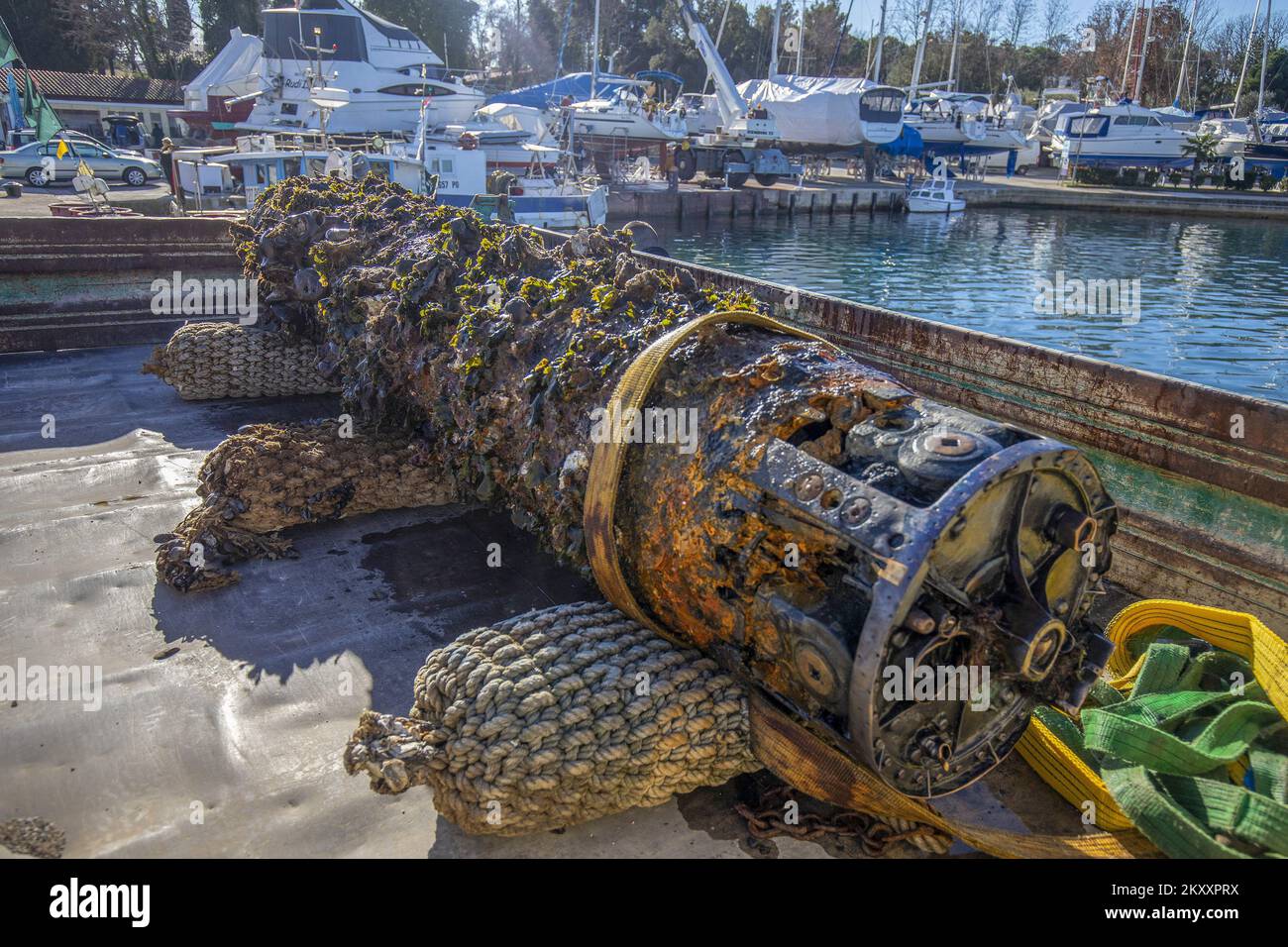 Un torpedo arrancado del mar colocado en un camión en la Bahía Funtana  cerca de Vrsar, Croacia, el 02 de febrero de 2022. Probablemente estaba en  el mar incluso antes de la