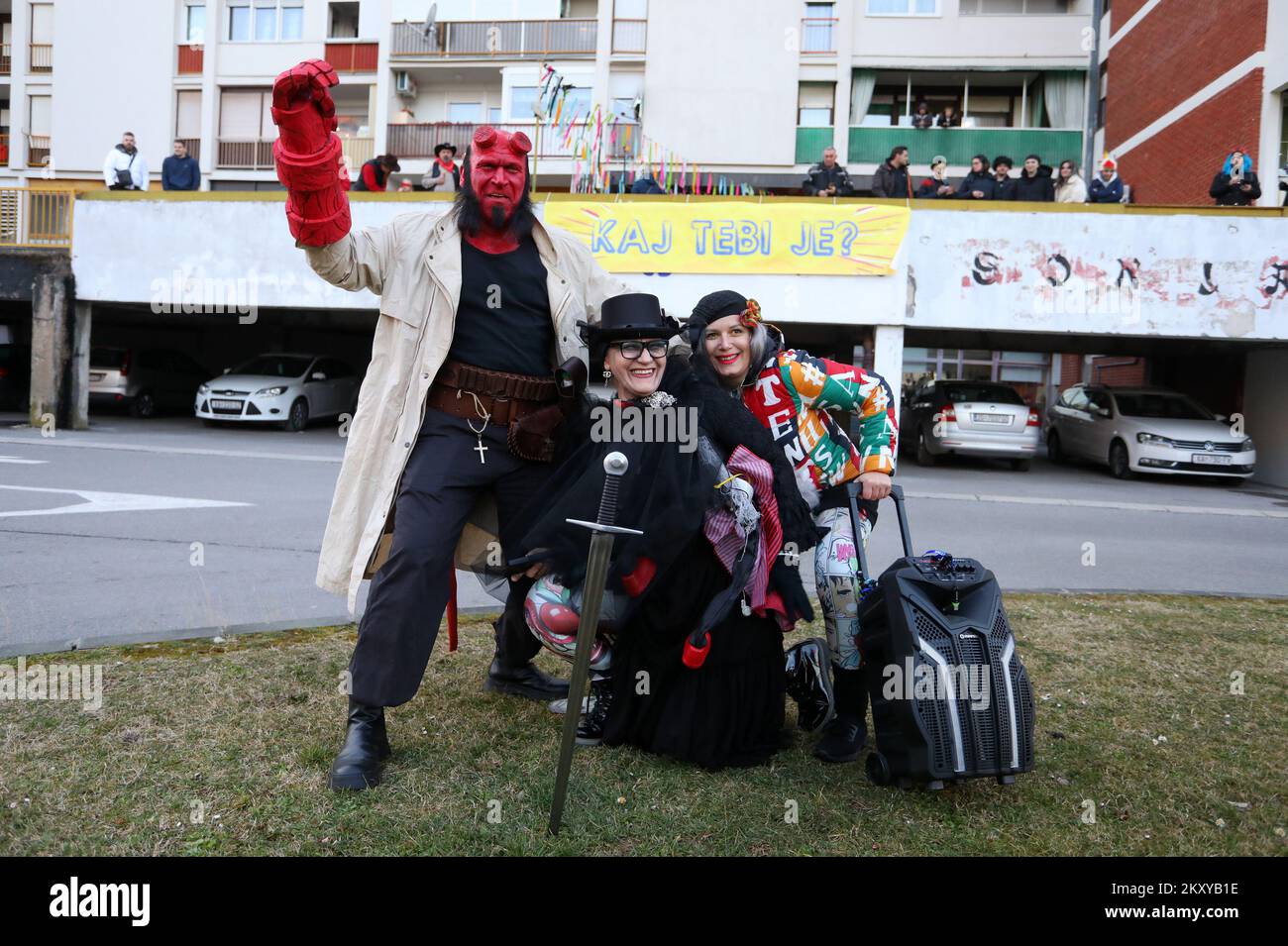 Peluquería Tomislav Pudina vestido con un traje de Hellboy posarse para una  foto durante un carnaval en Karlovac, Croacia el 1 de marzo de 2022. Foto:  Kristina Stedul Fabac/PIXSELL Fotografía de stock -