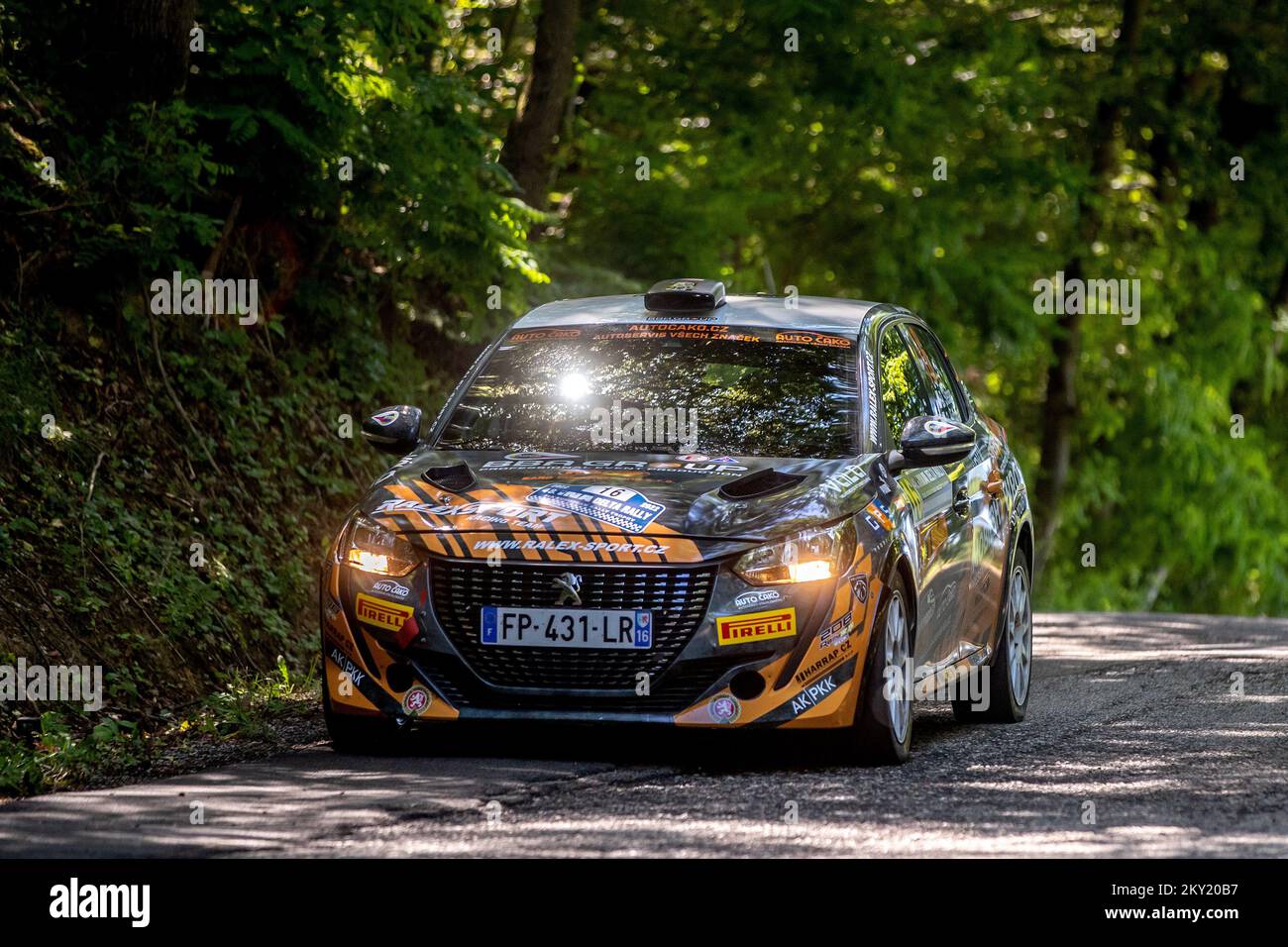 David Stefan y Ondrej Vichtora de la República Checa en Peugeot 208 Rally4 durante el último día del concurso internacional Zagreb Open INA Delta Rally organizado por el Zagreb Auto Club 'Delta' en Okic, Croacia, el 26 de junio de 2022. Foto: Igor Kralj/PIXSELL Foto de stock