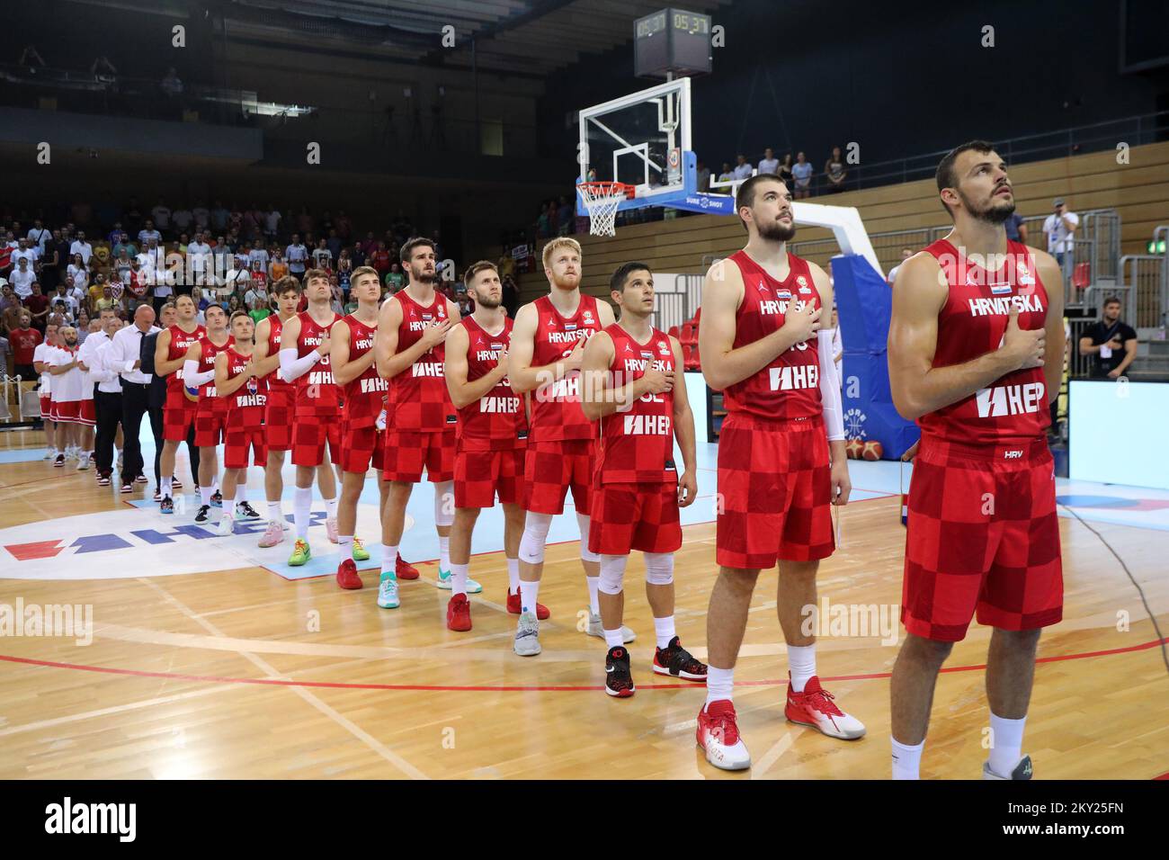 RIJEKA, CROACIA - 03 DE JULIO: El equipo nacional de baloncesto croata  durante la representación del himno nacional antes del partido de  clasificación de la Copa Mundial de Baloncesto FIBA 2023 entre