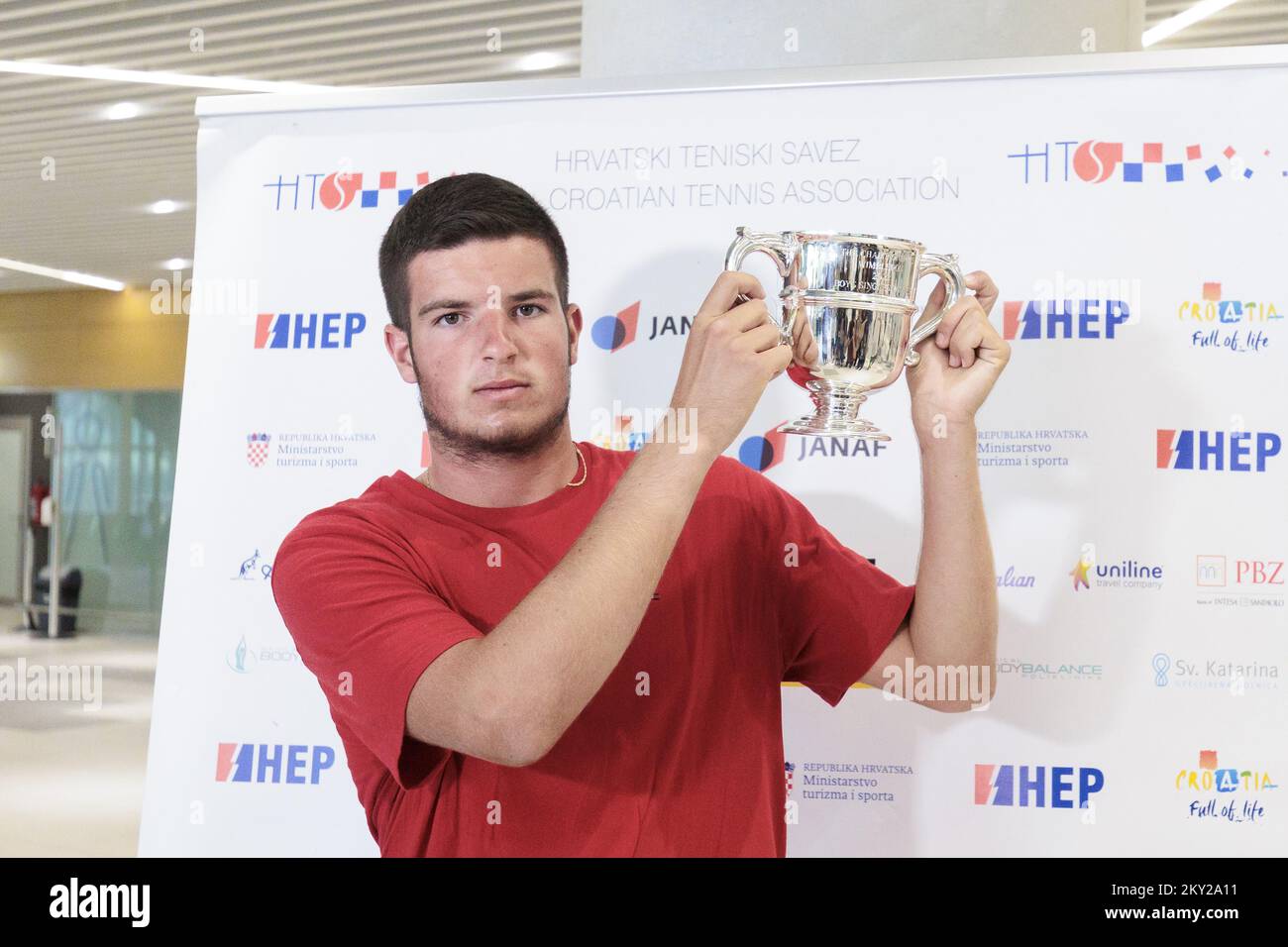 La primera ganadora croata del Grand Slam Junior en Wimbledon, Mili Poljicak, posará con el trofeo a su regreso al aeropuerto de Split en Kastel, Croacia, el 11 de julio de 2022. Mili Poljicak, de 17 años, se ha convertido en el primer croata en ganar el título de los jóvenes de Wimbledon. La creciente estrella del tenis adolescente de Split, que cumple 18 años la próxima semana, venció al estadounidense Michael Zheng 7:6, 7:6 en la final del Campeonato Junior 2022 en Wimbledon el domingo. Foto: Miroslav LELAS/PIXSELL Foto de stock