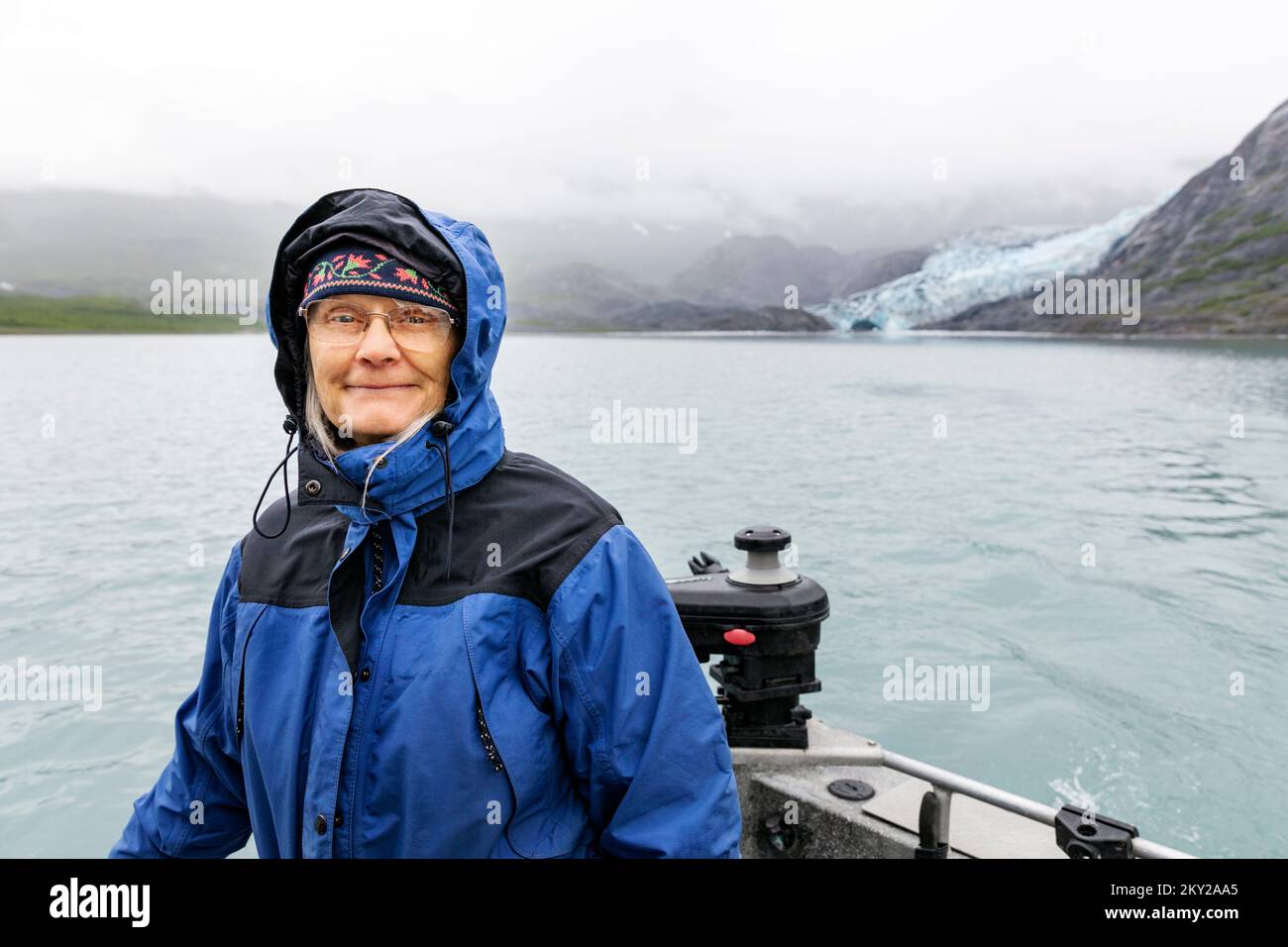 Turista senior; barco de alquiler visitando el glaciar Shoup; bahía Shoup; Valdez Arm; Prince William Sound; Valdez; Alaska; EE.UU Foto de stock
