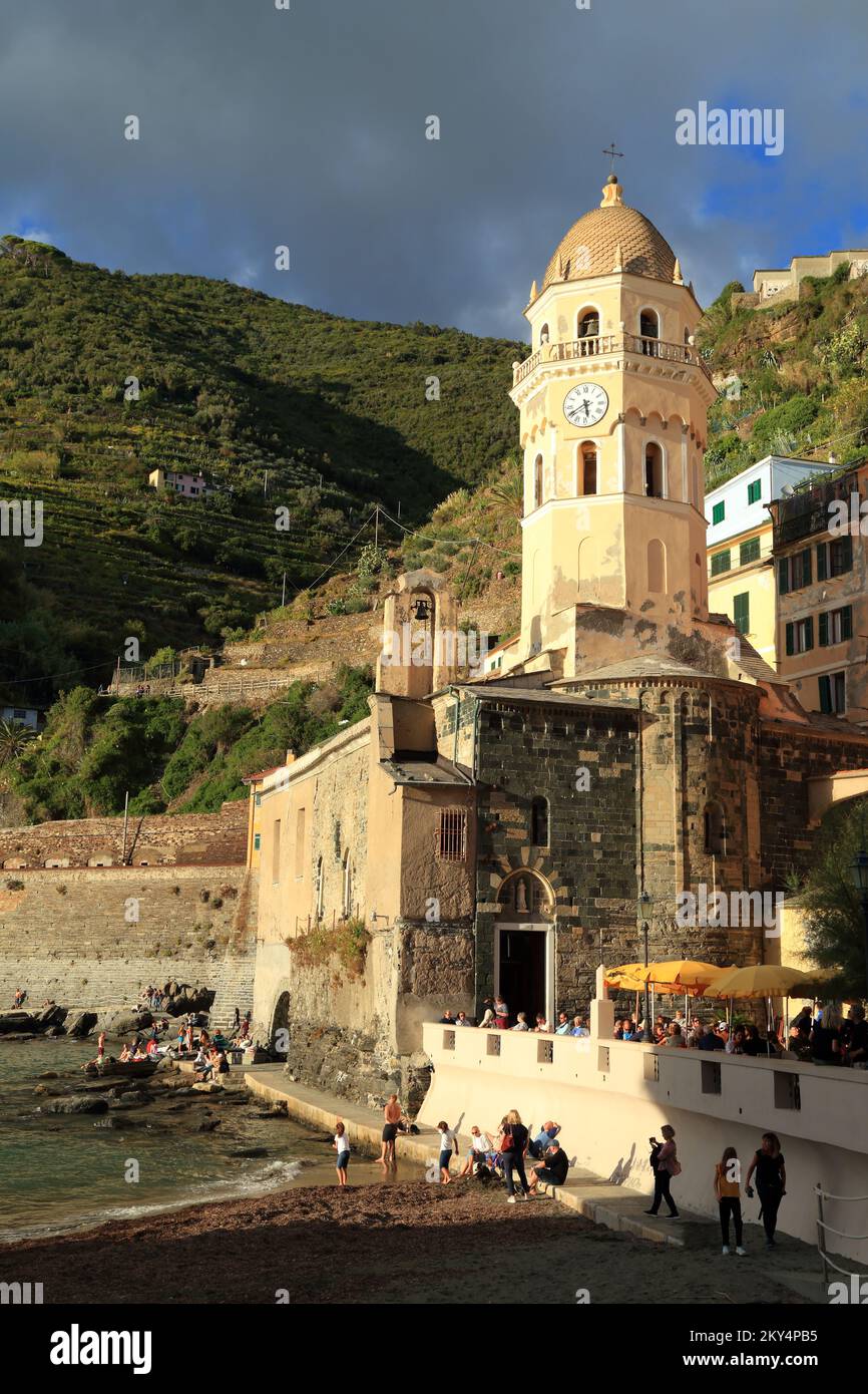 Vernazza, Iglesia de Santa Margherita di Antiochia, Cinque Terre, Liguria, Italia Foto de stock