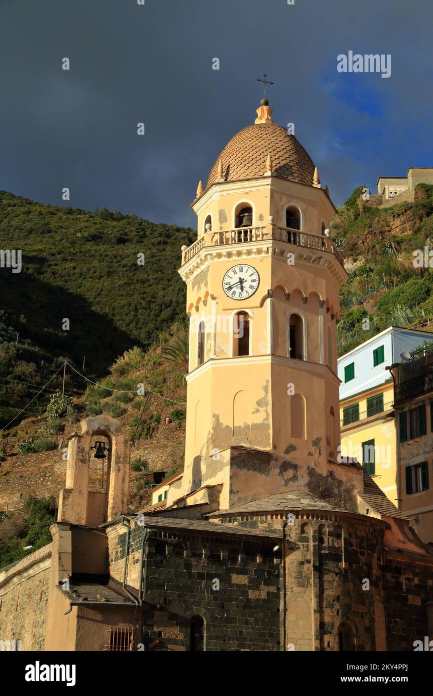 Vernazza, Iglesia de Santa Margherita di Antiochia, Cinque Terre, Liguria, Italia Foto de stock