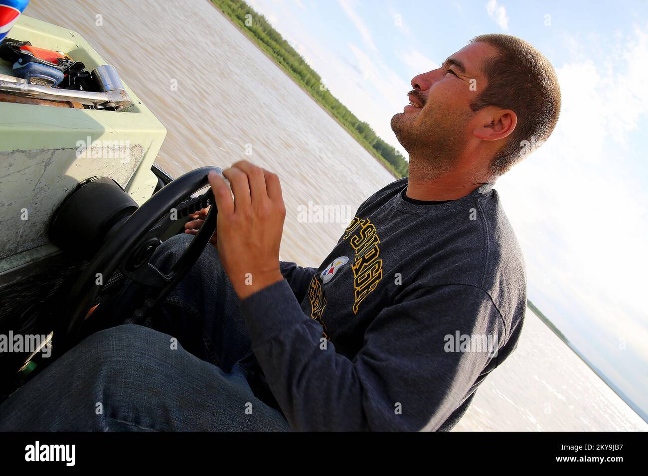 Circle, AK, 16 de julio de 2014 Jack Boyle, empleado de Tanana Tribal Logistics, proporciona transporte a FEMA para ir a campos remotos de pesca y caza para recuperar las herramientas eléctricas usadas para la remoción de escombros. FEMA, los voluntarios, la Entidad Tribal Tanana y el Estado de Alaska están trabajando juntos para reparar, reconstruir y restaurar la comunidad después de que las graves inundaciones destruyeron la infaestructura usando Asistencia Individual, Asistencia para Otras Necesidades y Fondos de Asistencia Pública. Adam DuBrowa/ FEMA. Fotografías relacionadas con los Programas, Actividades y Funcionarios de Manejo de Desastres y Emergencias Foto de stock