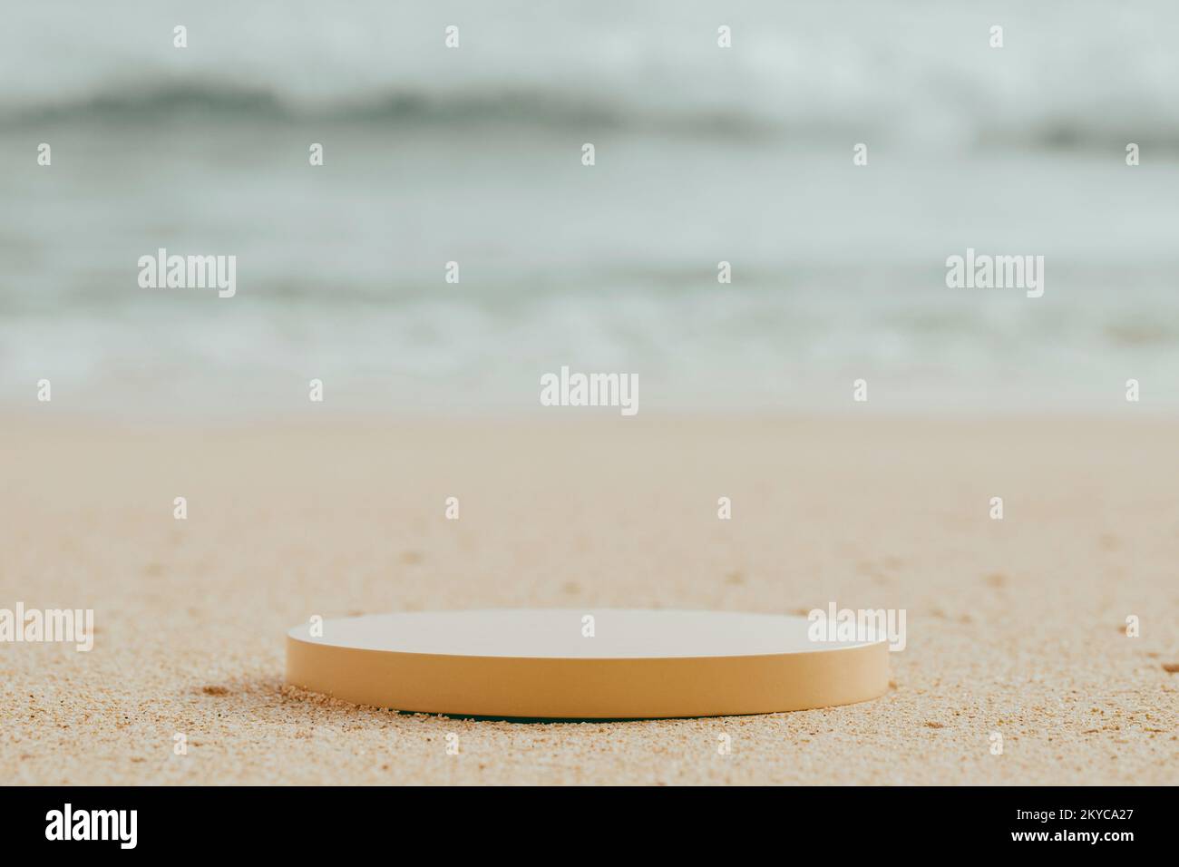 Plataforma beige en la playa para el producto de pie sobre el fondo del océano Foto de stock