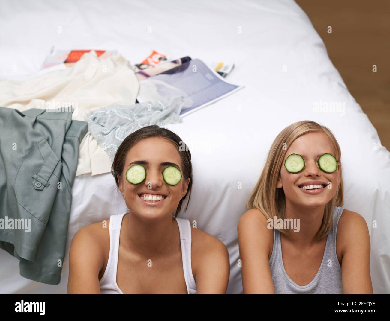 Mantener a su juventud con un poco de ayuda de Productos Naturales. Dos mujeres jóvenes mimándose a sí mismas en una fiesta de pijamas. Foto de stock