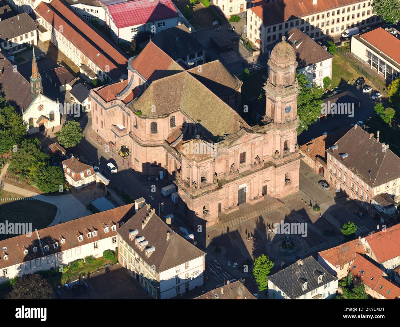 VISTA AÉREA. Notre-Dame Iglesia de Guebwiller. Haut-Rhin, Alsacia, Grand Est, Francia. Foto de stock