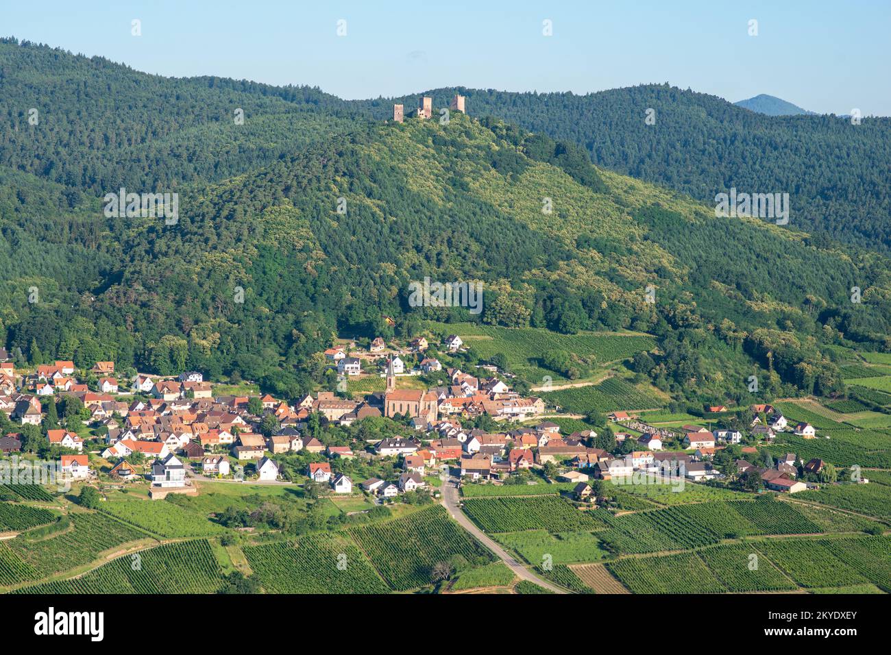 VISTA AÉREA. Los tres castillos de Haut-Eguisheim con vistas al pueblo de Husseren-les-Châteaux. Haut-Rhin, Alsacia, Grand Est, Francia. Foto de stock