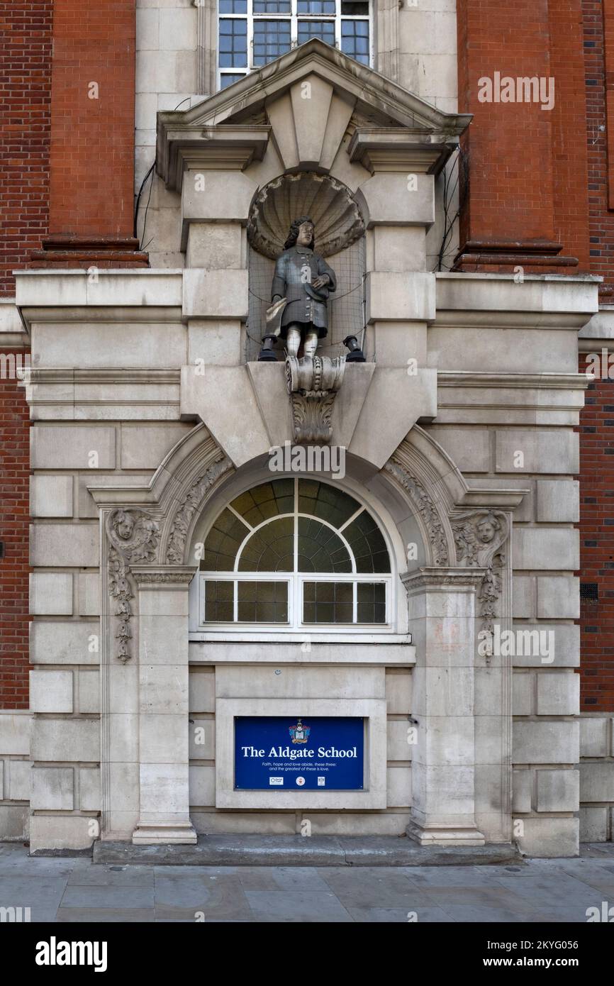 LONDRES, Reino Unido - 19 DE NOVIEMBRE de 2022: Puerta a la escuela Aldgate en Duke's Place en la ciudad de Londres Foto de stock