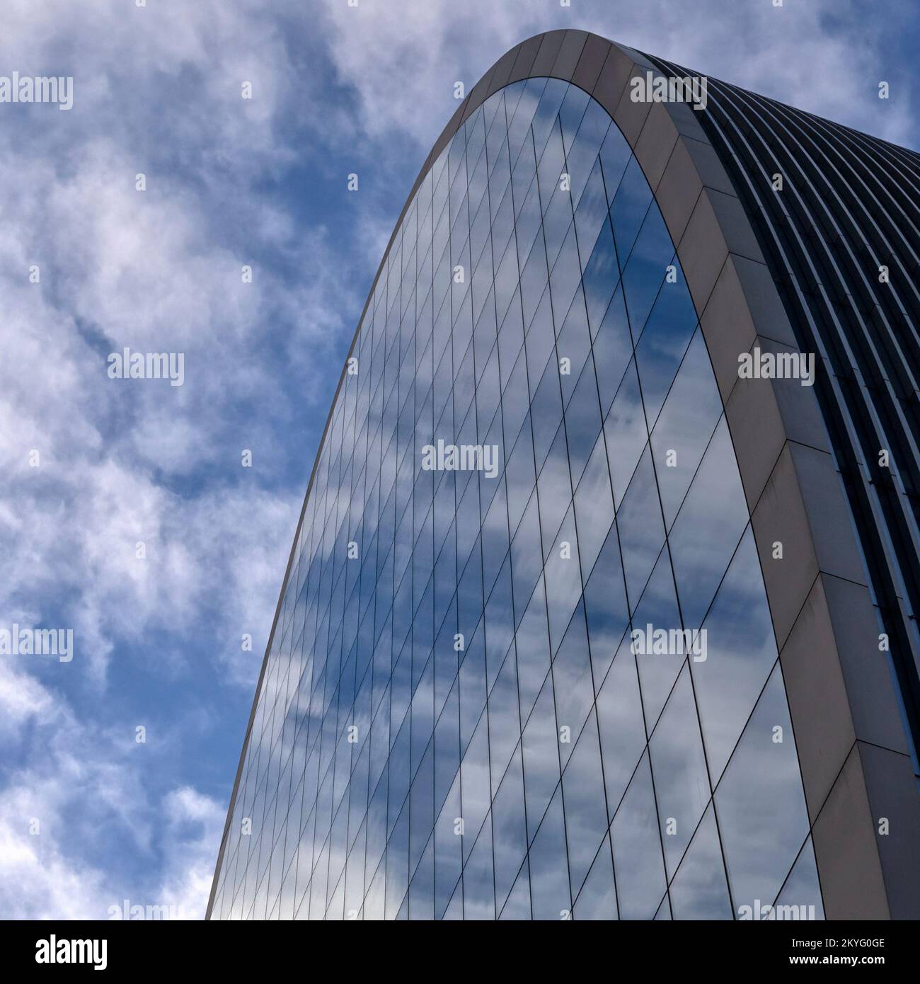 LONDRES, Reino Unido - 19 DE NOVIEMBRE de 2022: Vista exterior de la torre del hacha de Santa María de 70 (lata de Cam) con reflejo del cielo azul Foto de stock