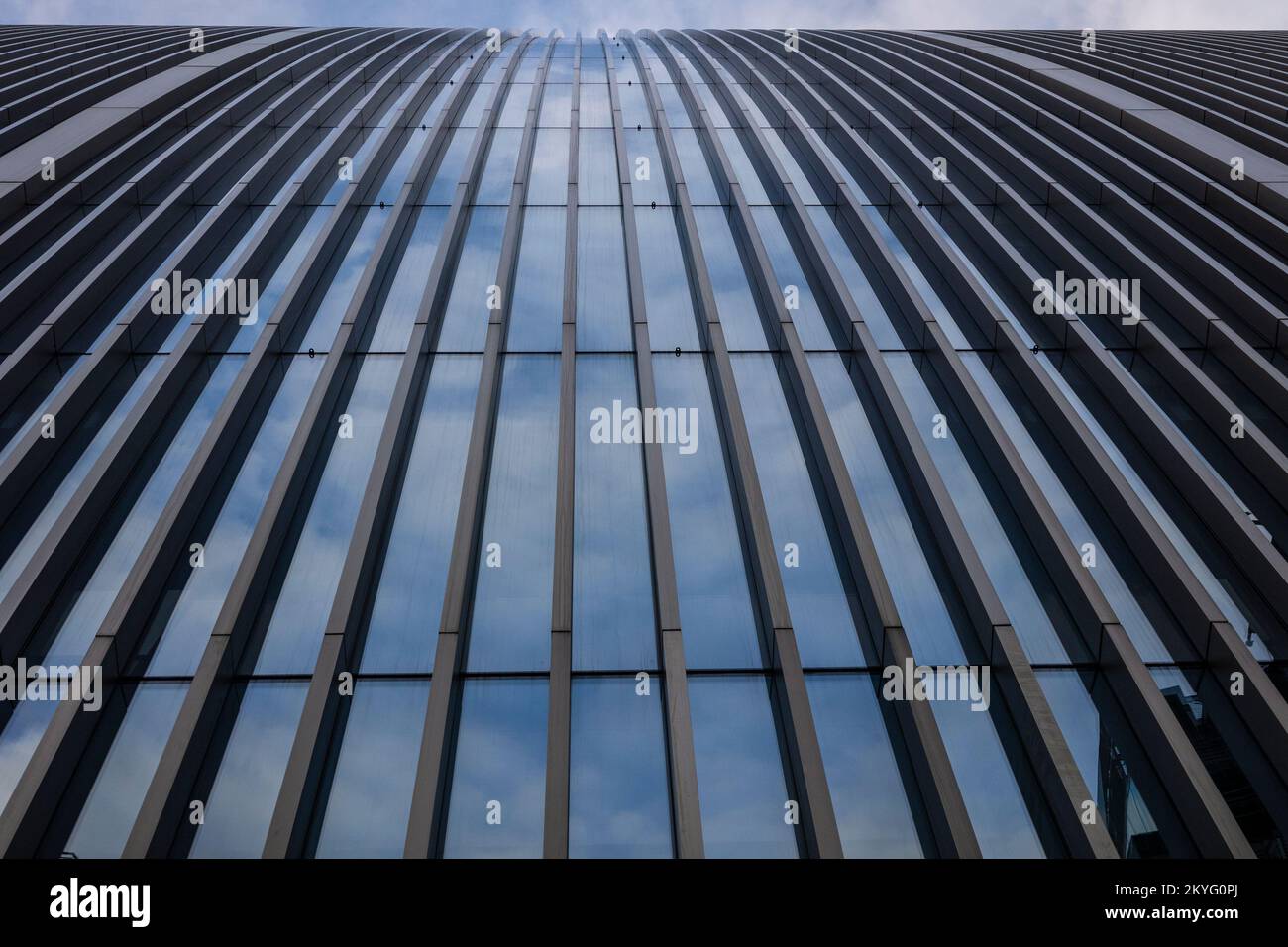 LONDRES, Reino Unido - 19 DE NOVIEMBRE de 2022: Vista abstracta de la torre del hacha de Santa María de 70 (lata de Cam) con reflejo del cielo azul Foto de stock