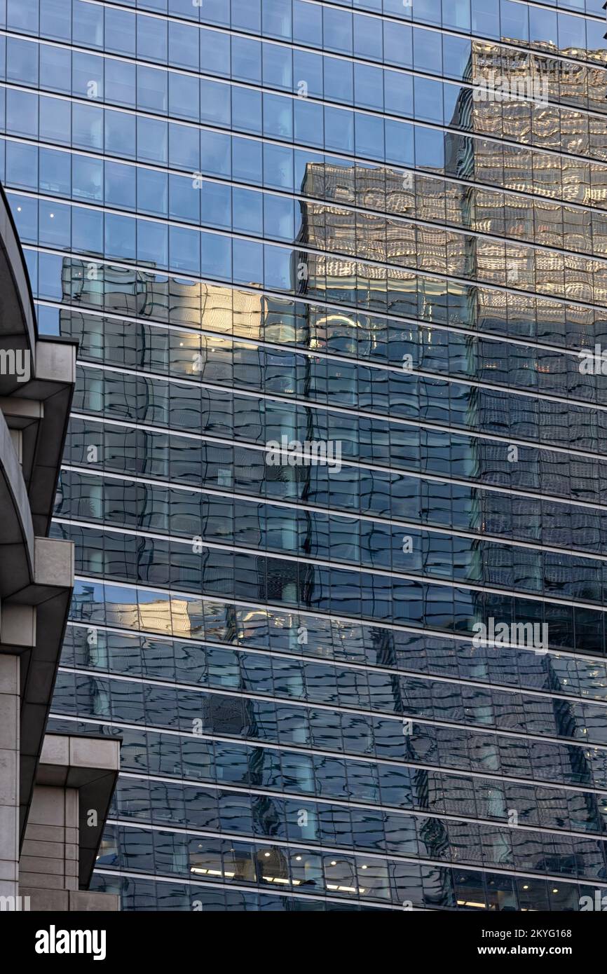 LONDRES, Reino Unido - 19 DE NOVIEMBRE de 2022: Imagen abstracta del edificio de la torre de oficinas en la ciudad de Londres con reflejo del edificio cercano Foto de stock
