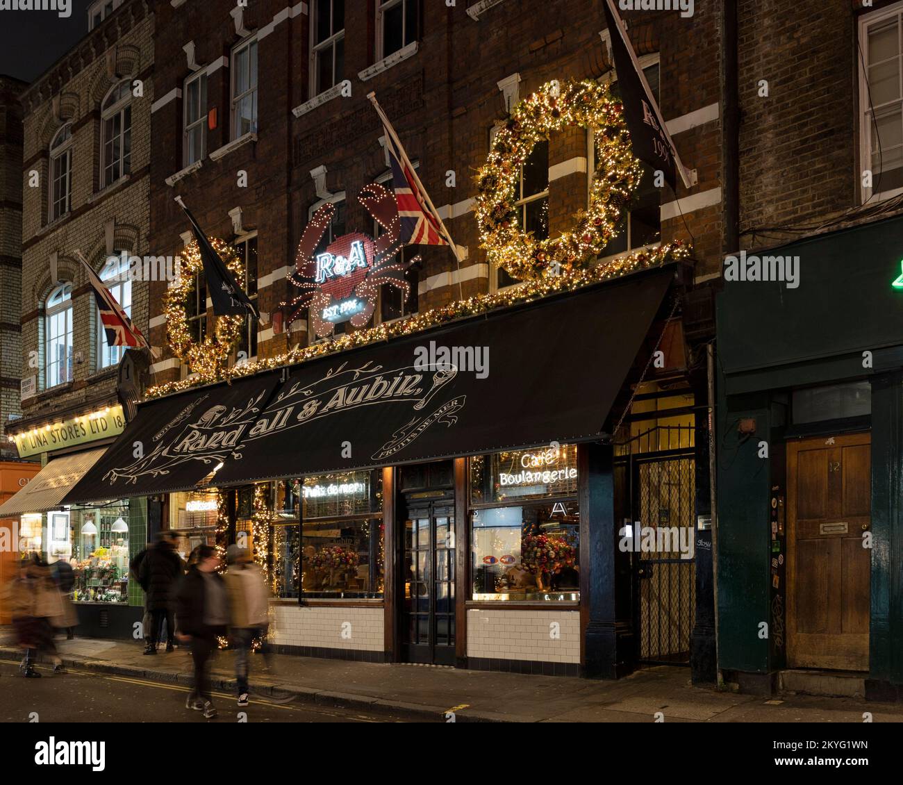 LONDRES, Reino Unido - 19 DE NOVIEMBRE de 2022: Vista exterior del restaurante Randall y Aubin iluminado por la noche en Brewer Street, Soho Foto de stock
