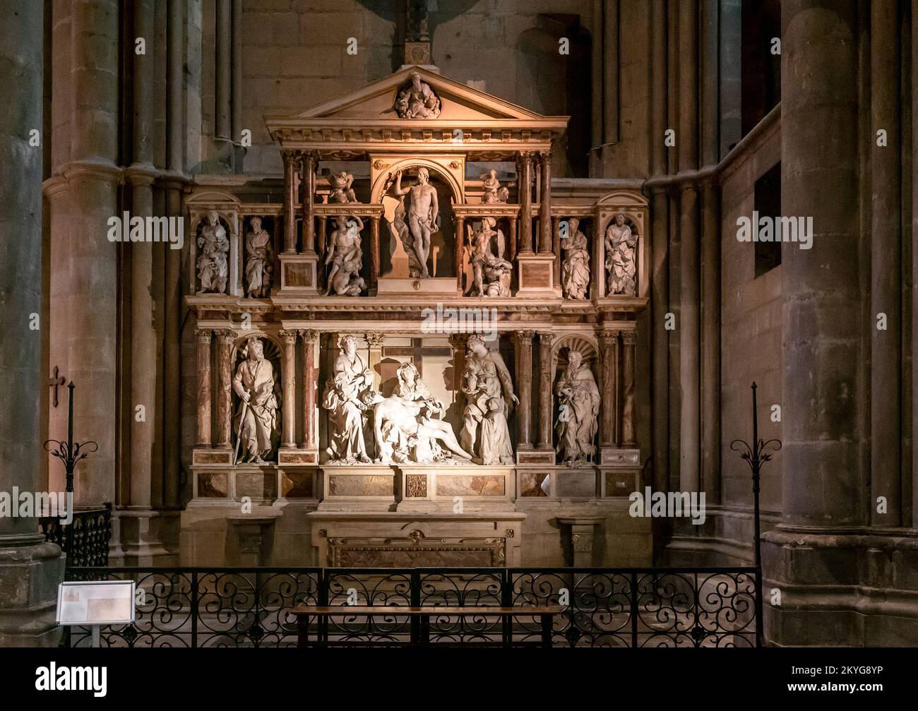 Reims, Francia- 13 de septiembre de 2022: Escultura ornamentada y altar en una de las capillas laterales de la Catedral de Reims Foto de stock