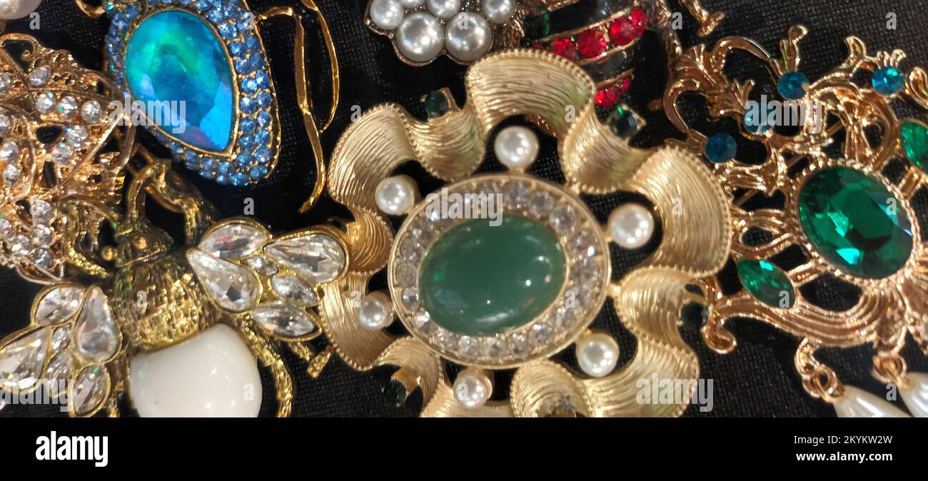 muchos broches con piedras preciosas en oro en el mercado de pulgas  Fotografía de stock - Alamy