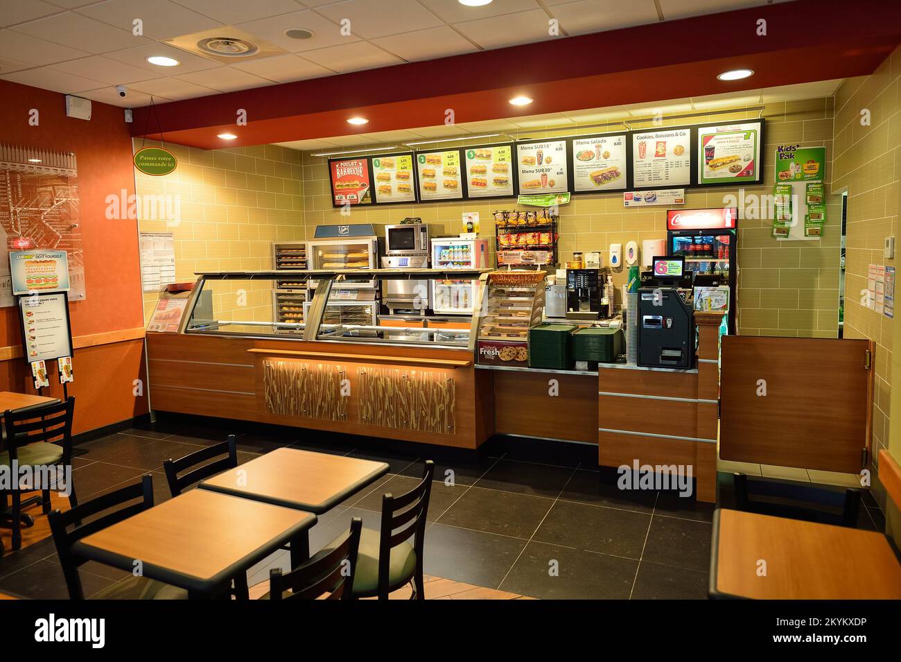 NIZA, FRANCIA - 15 DE AGOSTO de 2015: Subterráneo restaurante de comida rápida interior. Subway es una franquicia americana de restaurantes de comida rápida que vende principalmente submar Foto de stock