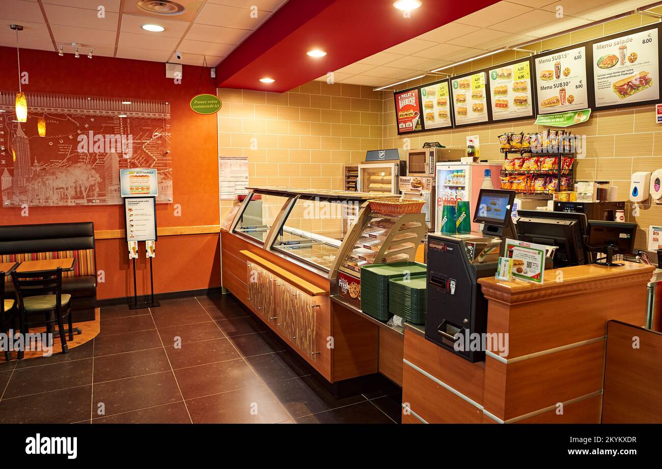 NIZA, FRANCIA - 15 DE AGOSTO de 2015: Subterráneo restaurante de comida rápida interior. Subway es una franquicia americana de restaurantes de comida rápida que vende principalmente submar Foto de stock