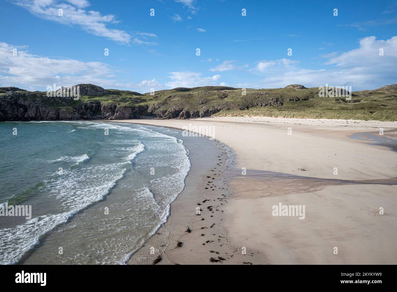 Las arenas blancas de la bahía de Polin, en Sutherland, al noroeste de Escocia Foto de stock