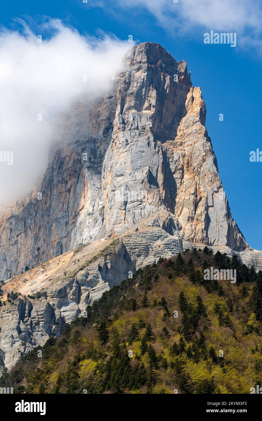 Mont Aiguille en el Parque Natural Regional de Vercors (Alpes) es una de las siete maravillas de la región de Dauphine. Chichilianne, Isere, Rhone-Alpes, Francia Foto de stock