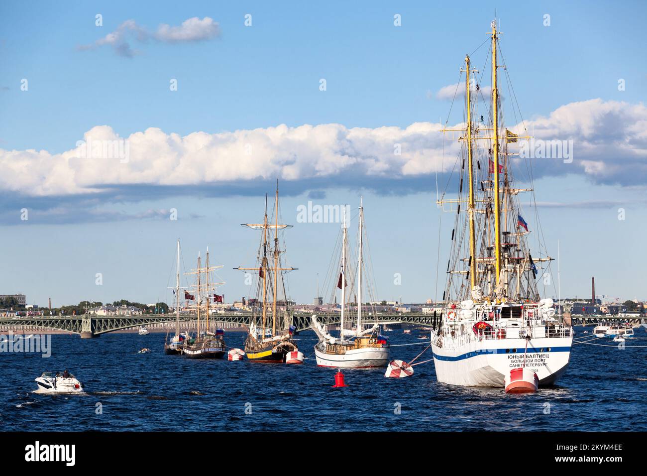 San Petersburgo, Rusia-circa jul, 2021: Barcos de vela están amarrados en el río Neva durante la celebración del Día de la Armada Rusa Foto de stock