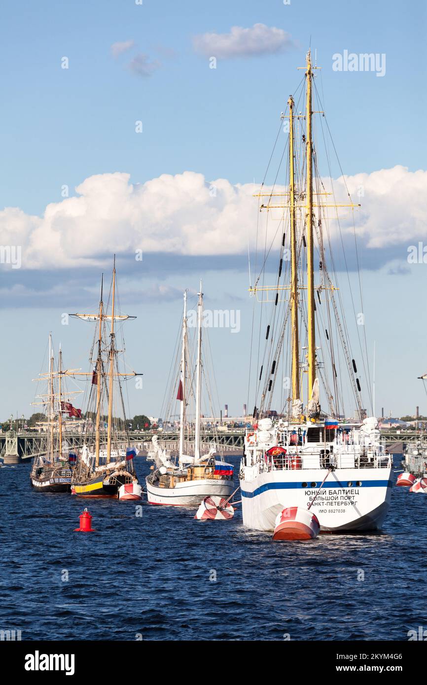 San Petersburgo, Rusia-circa jul, 2021: Barcos de vela están amarrados en el río Neva durante la celebración del Día de la Armada Rusa Foto de stock