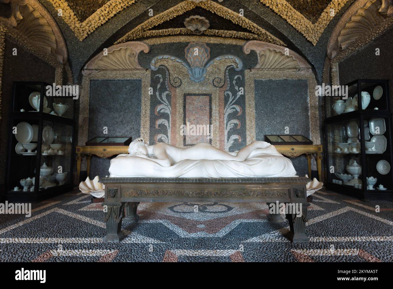 Palazzo Borromeo, vista de la Tercera Gruta que contiene la famosa estatua de Venus durmiente dentro del Palazzo Borromeo, Isola Bella, Piamonte, Italia Foto de stock