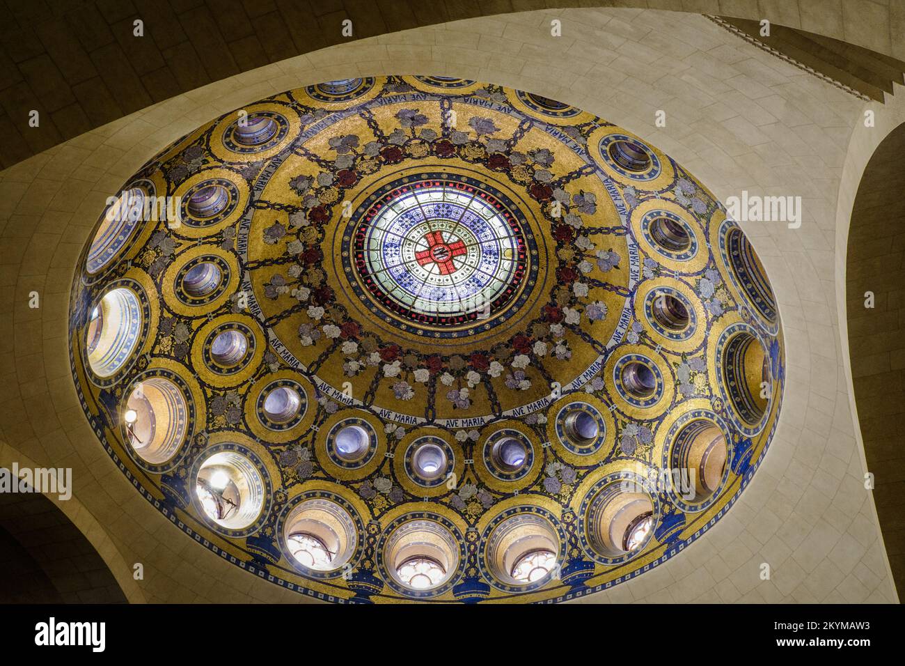 El mosaico dorado neobyzantino de la cúpula dentro de la basílica inferior (Basílica del Rosario) de Lourdes en los Pirineos franceses Foto de stock