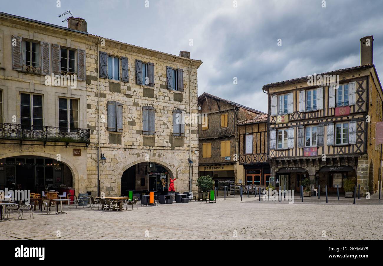 La plaza principal pavimentada de la pequeña ciudad medieval de Éauze