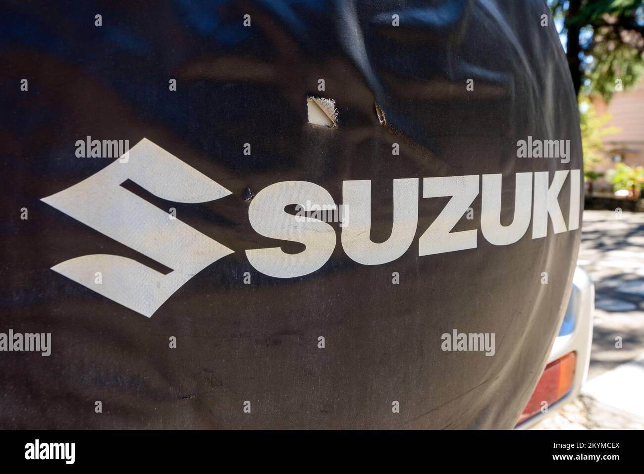 Lovran, Croacia - 11 de septiembre de 2022: Cubierta de la rueda de repuesto Suzuki Grand Vitara Foto de stock