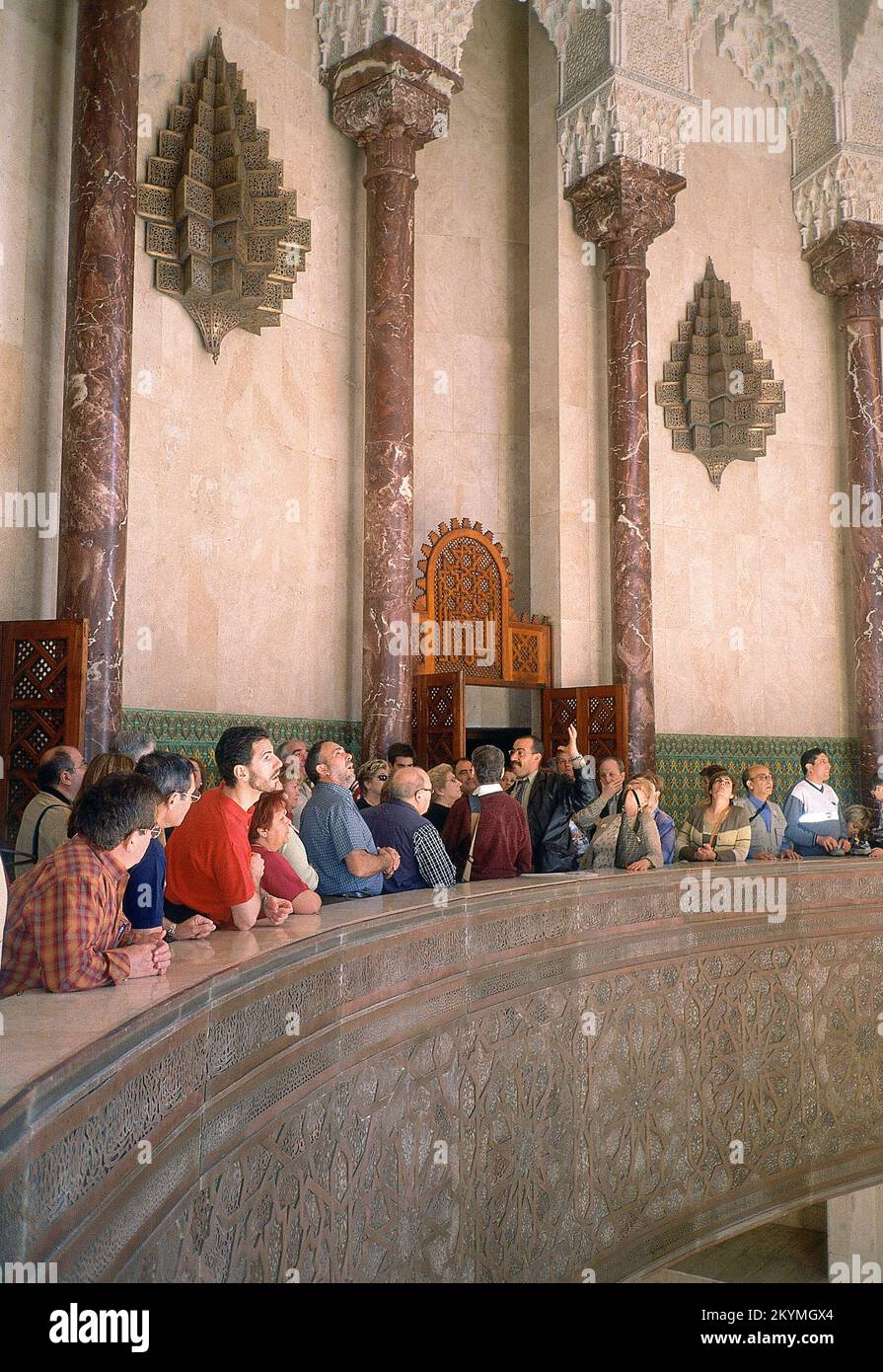 INTERIOR- CORREDOR PARA BAJAR A LA SALA DE LOS BAÑOS DE LA MEZQUITA DE HASSAN II - FOTO AÑOS 00. UBICACIÓN: MEZQUITA DE HASSAN II CASABLANCA. Foto de stock